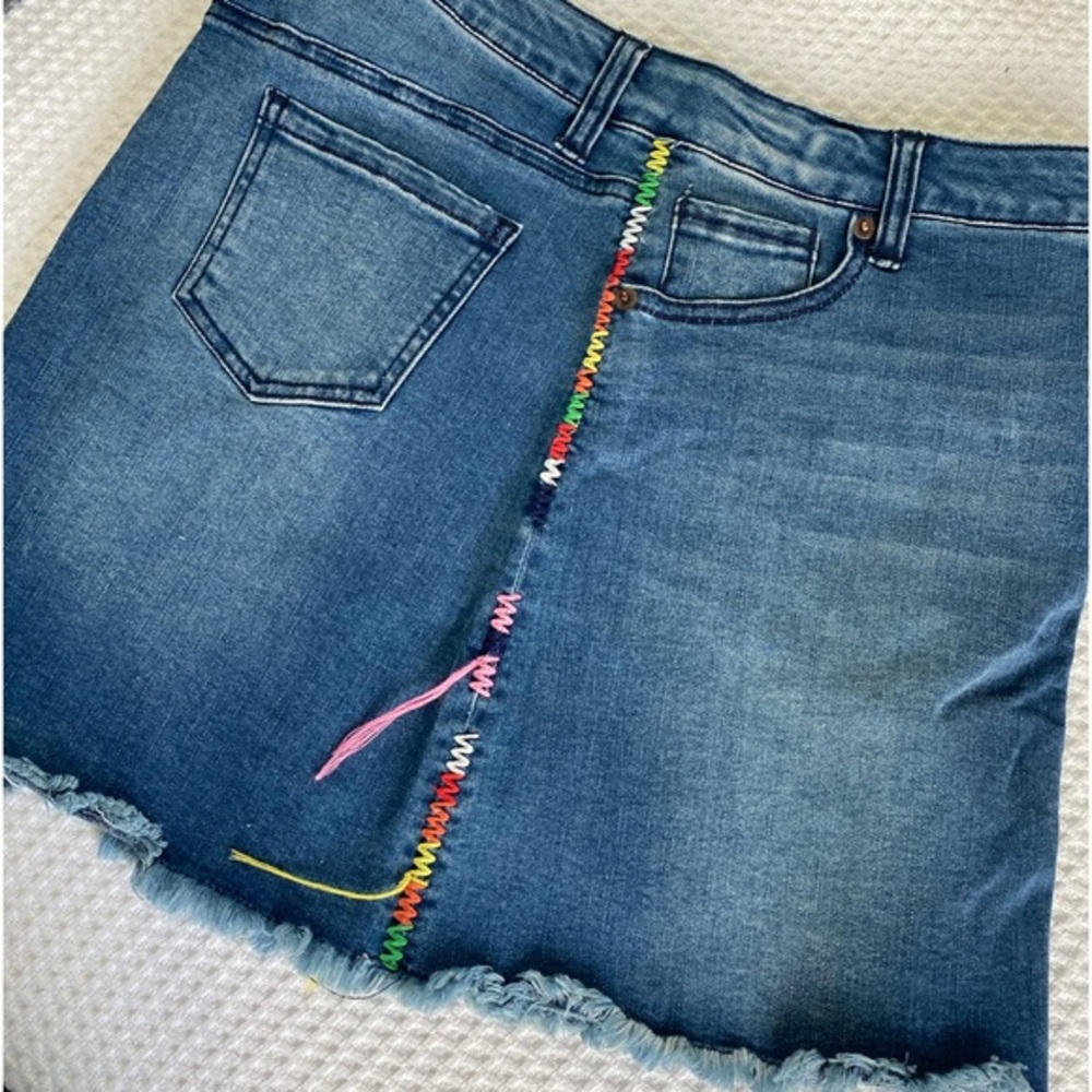Like NEW! Stretch denim mini skirt with cute side stitching!! ✨EUC✨worn once!